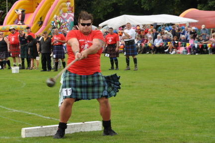 Lagg Distillery groundskeeper Andrew competing at Brodick Highland Games